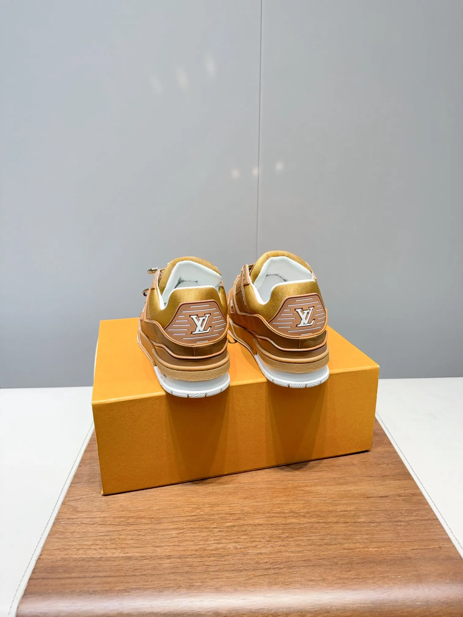 👟👟Ex-factory price 780👟👟Louis Vuitto- Louis Vuitton Couple's Casual Sports Shoes Skateboard Shoes Original purchase, development and production This LV Traine- sports shoe is made of cow leather to create a complex upper, which requires several hours of ingenious sewing to complete. The classic configuration is from the hands of Virgil Ablo-, showing the inspiration of retro basketball shoes. Exquisite packaging at the delivery counter. Fabric: Original customized first-layer cowhide. Inner foot pad: Breathable mesh. Heel height: 3cm. Outsole: Original molded two-color TPU combination outsole. Size: 35-45 (40 for women and 45 for men. Custom-made, non-refundable) (Note: Bulk items do not come with buckles. Please inform us if you need buckles when ordering) Buckle +20